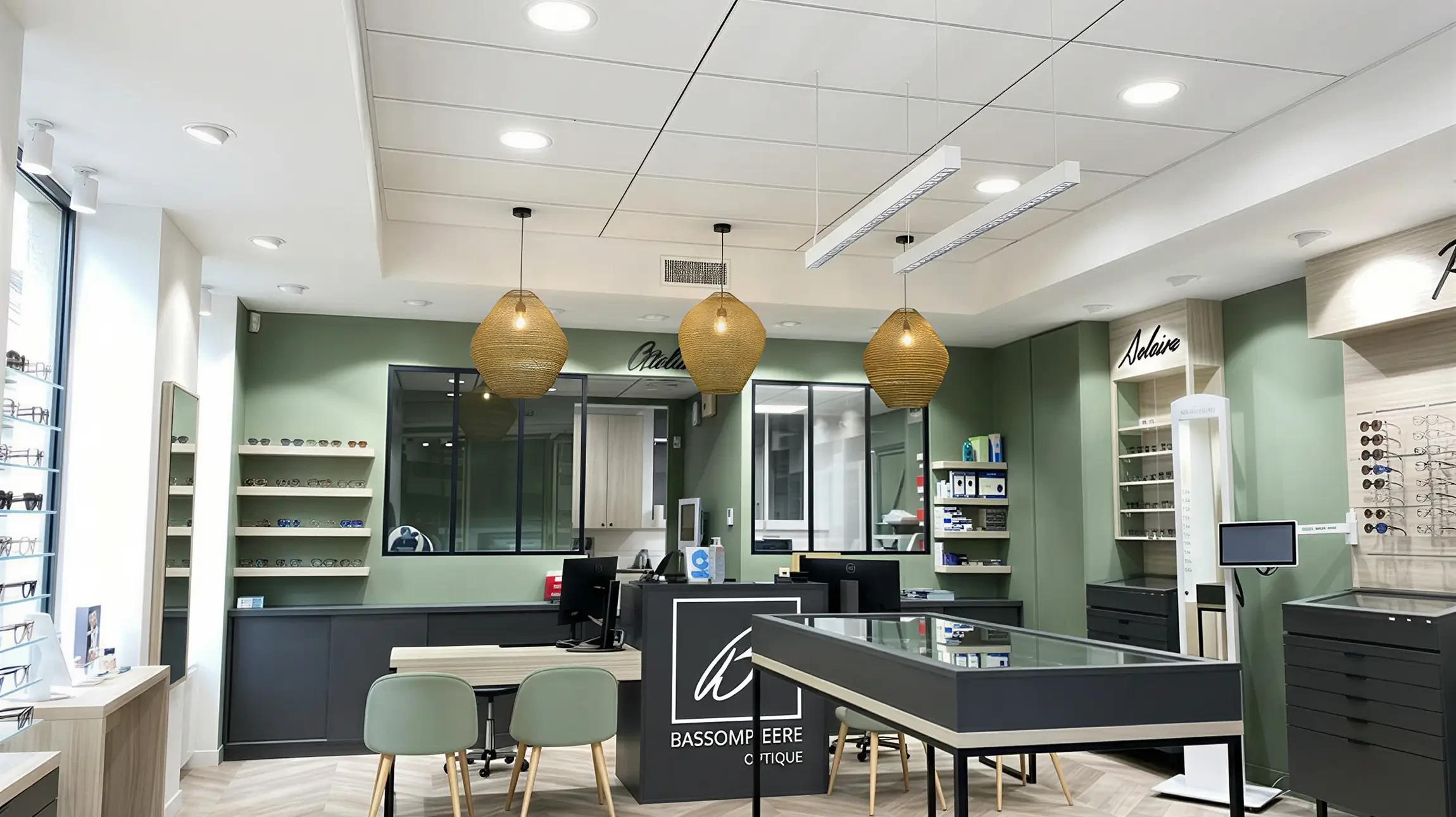 Installation de plafond avec des techniciens experts Dans la pièce en cours de construction